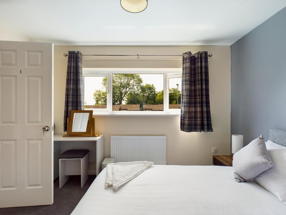247 Serviced Accommodation In Telford- 3Br House Eksteriør billede